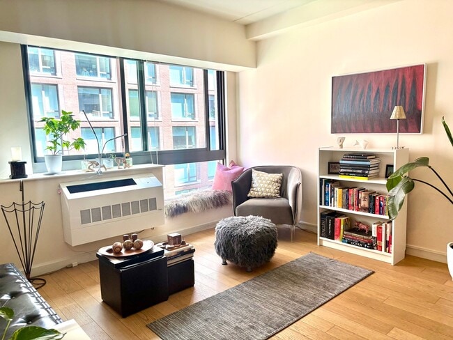 Building Photo - 535 W 52nd St Unit Apt 7i