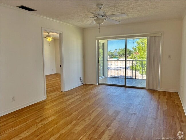Building Photo - 802 SE Central Pkwy Unit 14 Rental