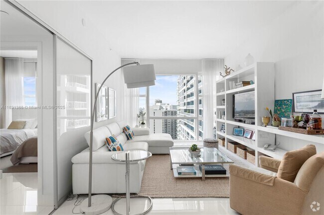 Building Photo - 6801 Collins Ave Unit PH05 Rental