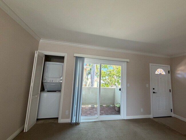 4437 Mentone St Unidad 8