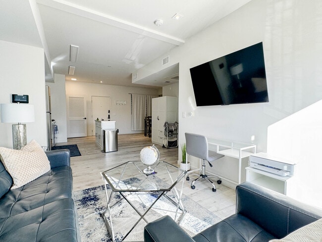 1 BD, 1 BA - Living Area (Monroe) - Legacy Tamarind Apartments