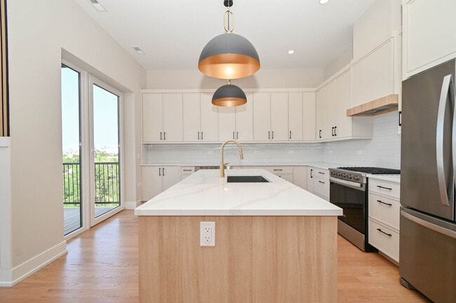 Photo - 2127 W Madison St