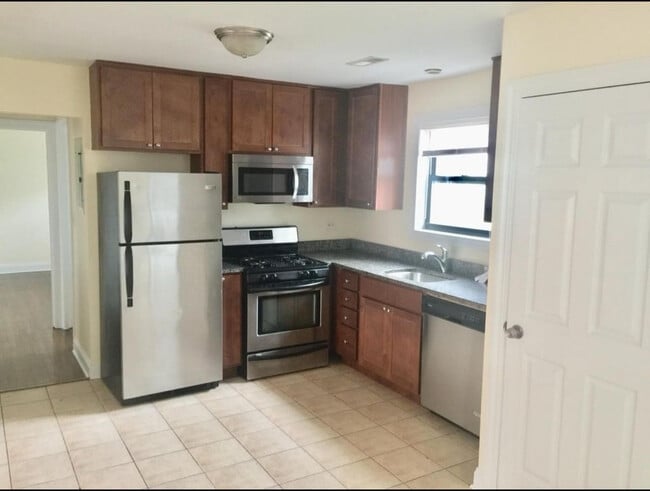 Building Photo - 1344 W Chase Ave Unit TWO BEDROOMS - 1348 3