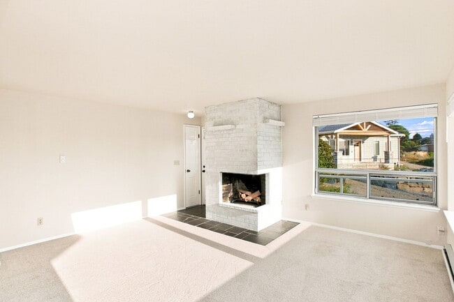 6803-6805 E Side Dr NE