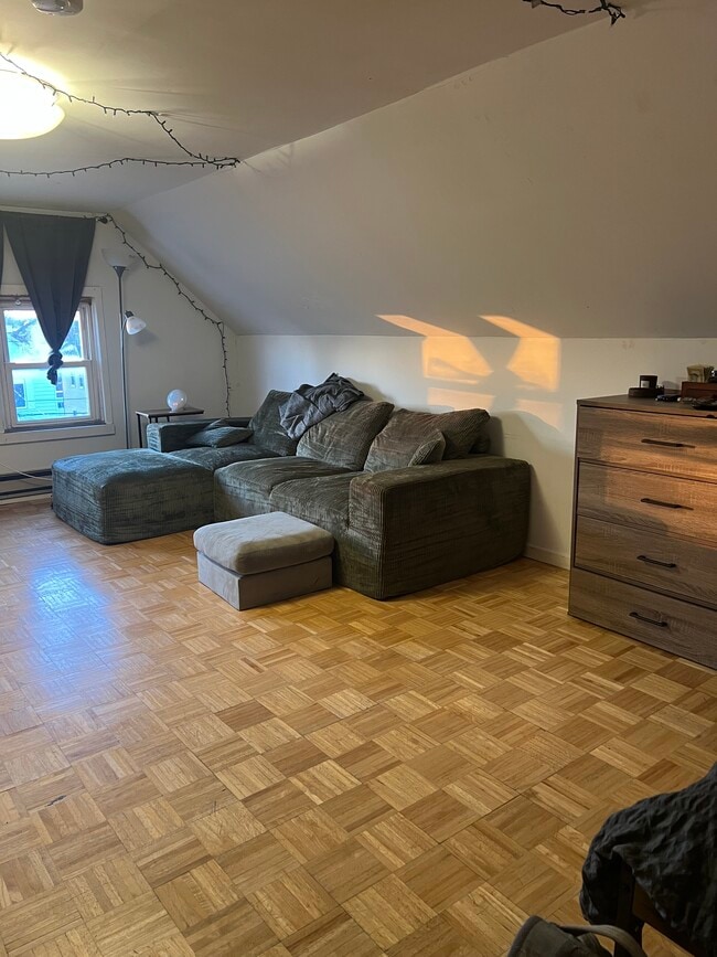 Photo - 211 Ontario St