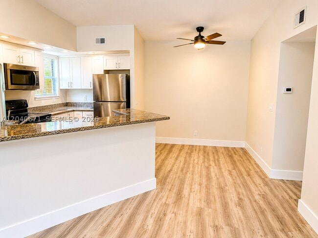 Building Photo - 13060 Vista Isles Dr Unit 227