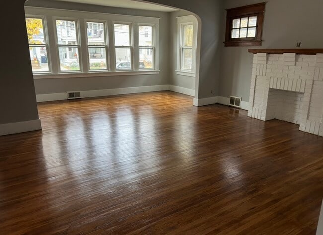 Building Photo - 15 Meriden St Unit Lower