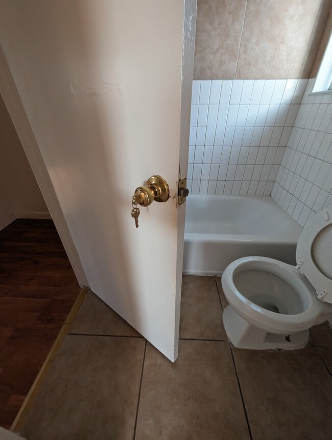 Upstairs full BR - 251 Coventry Dr Unit D