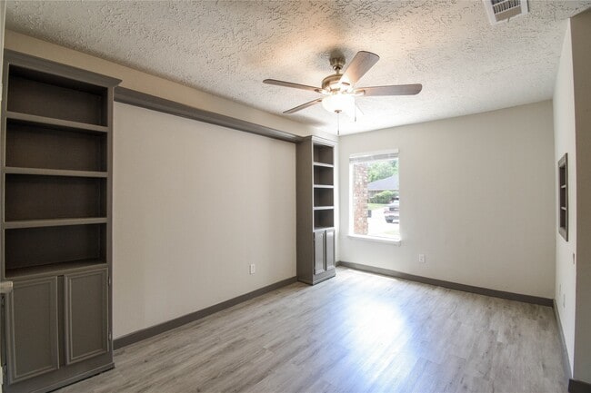 Building Photo - 2023 Lexington Woods Dr