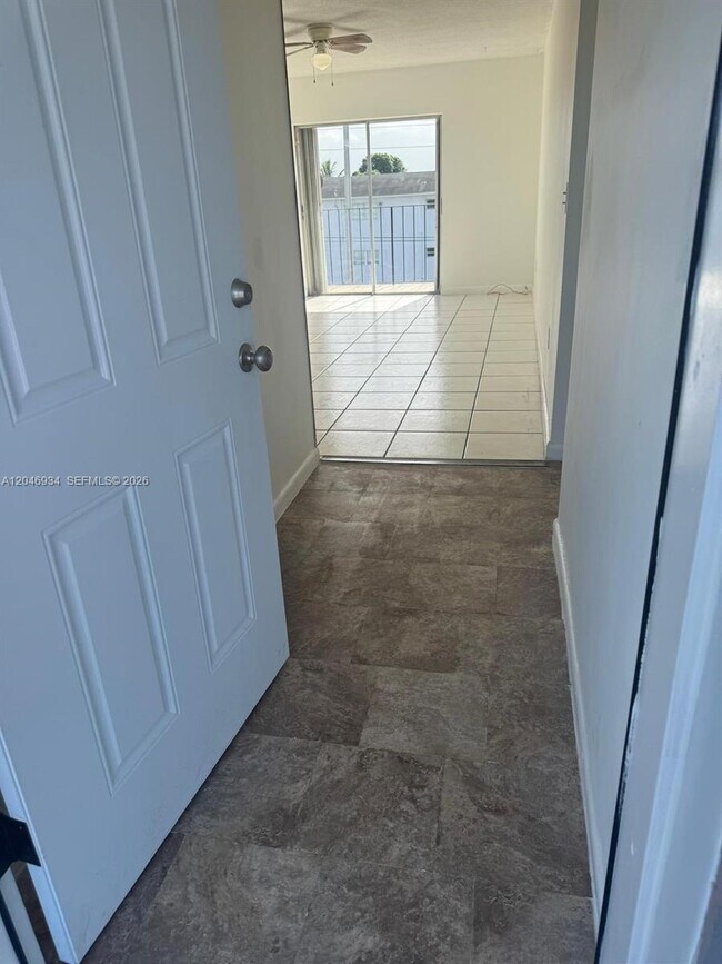 Photo - 13725 NE 6th Ave Unidad 402