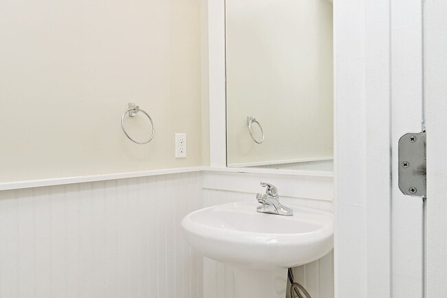 Photo - Woodlands of Charlottesville Condo With Community Amenities