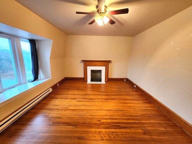 Building Photo - 562 Edward Ave Unit 5