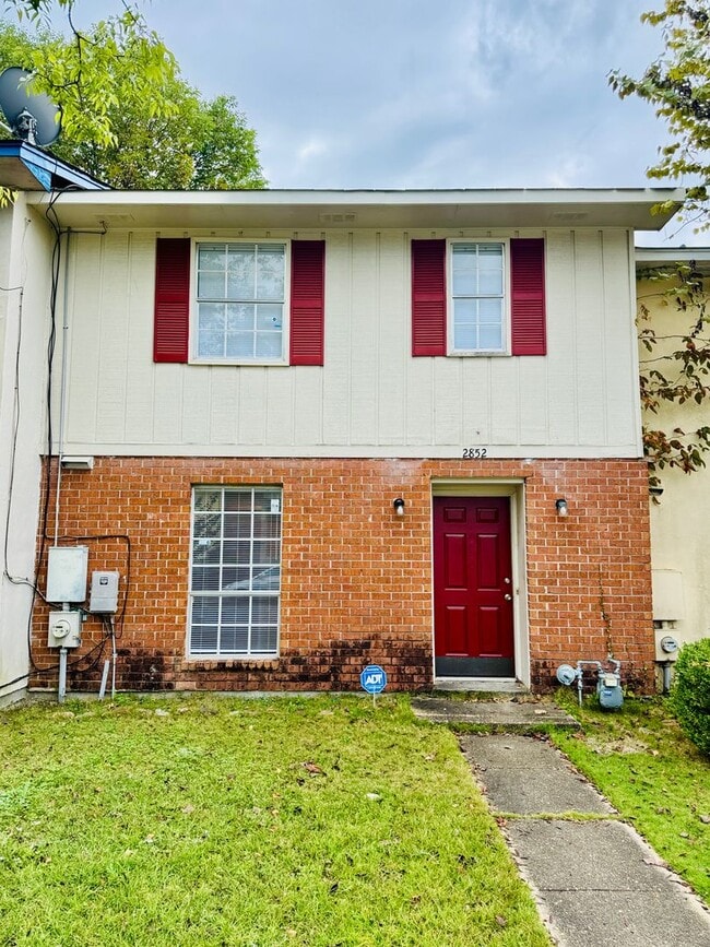 Building Photo - 3-Bedromm 2.5 bath with the Perfect Mix of... Rental