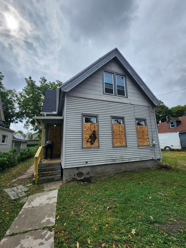 Building Photo - Three Bedroom Single Family Home!