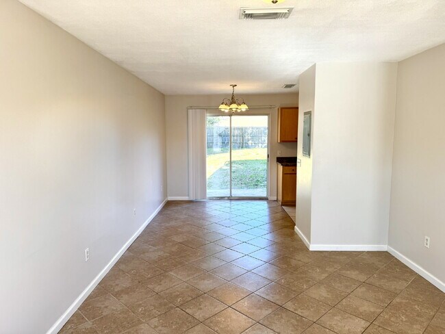 Photo - "Coastal Comfort Awaits: Charming 2-Bed, 2-Bath Townhouse on Catherine Street!" Unidad A