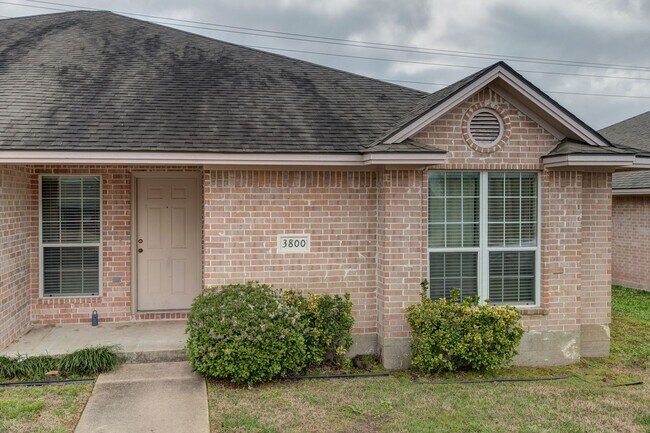 Photo - GREAT 3 Bedroom, 3 Bathroom Close to Every...