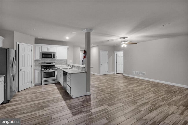 Building Photo - 523 Elm St