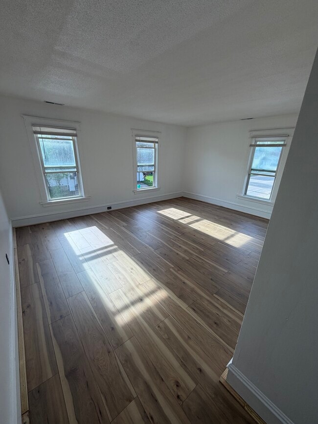 Building Photo - 336A Bowen St Unit Downtown Oshkosh 2 bedroom