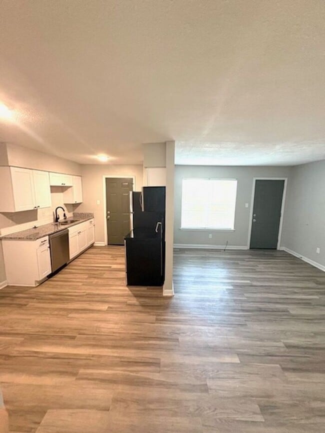 Building Photo - Live by UofM: Updated 1BR Apartment with W...