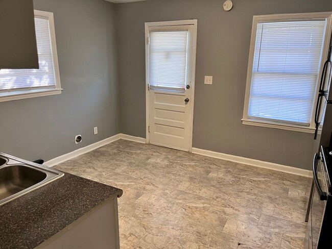 Photo - 2407 Crestview Dr