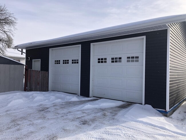 Photo - 4308-4346 46 St