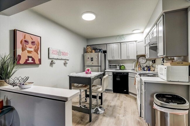 Photo - 827 S 84th St Unidad 2
