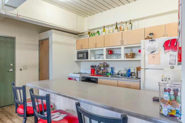 3BR, 1BA - 903SF - Kitchen