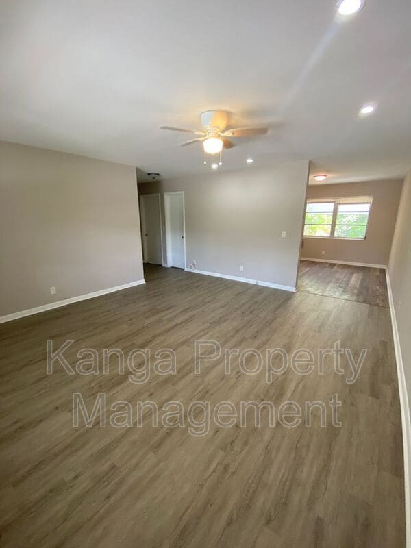 Building Photo - 612 Prosperity Farms Rd Unit 2