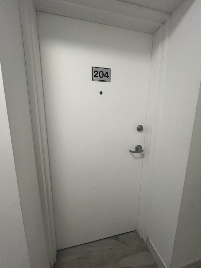 Building Photo - 630 Cummings Ave Unit 204