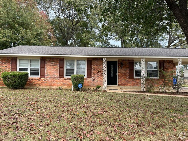 Building Photo - Check out this 3- Bedroom Prattville Cutie !! Rental