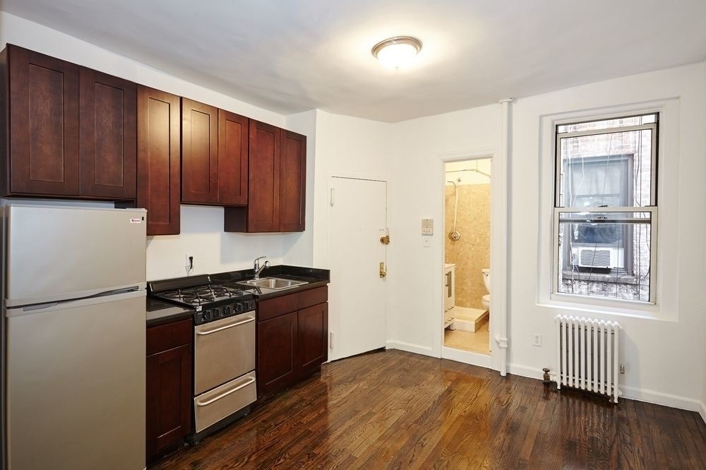 Photo - 311 E 61st St Apartments
