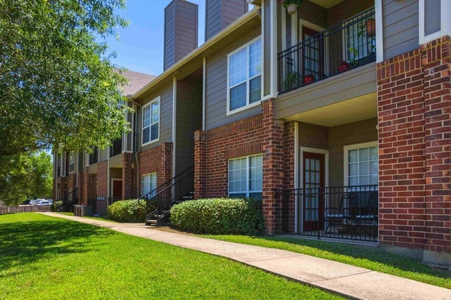 Exterior View at the Summer Brook Apartments in Longview, TX