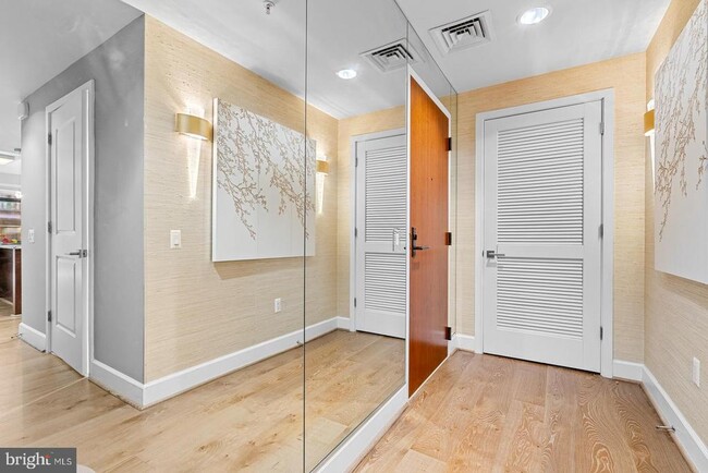 Photo - 7171 Woodmont Ave Unidad 206