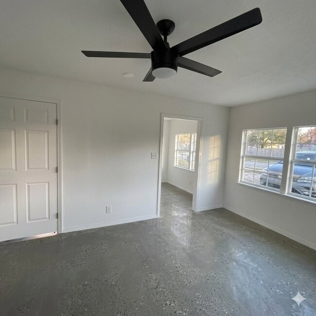 Photo - 2100 Rosemary Ln