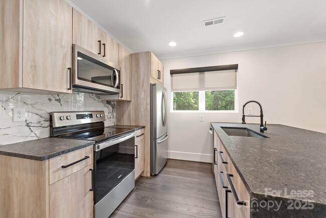 Photo - 1928 W Trade St