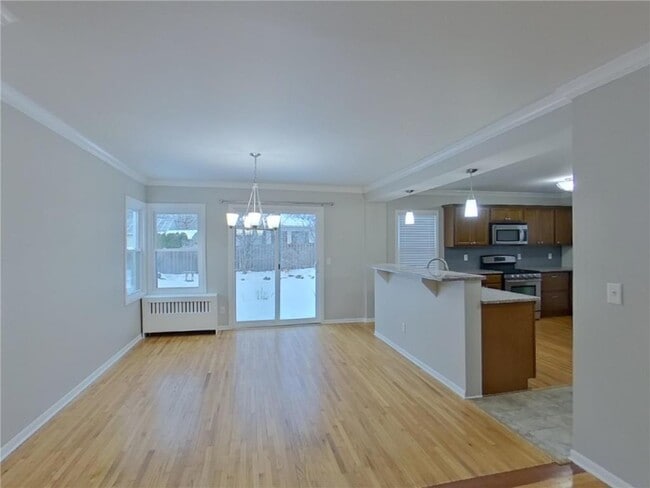 Photo - 803 Willard St W