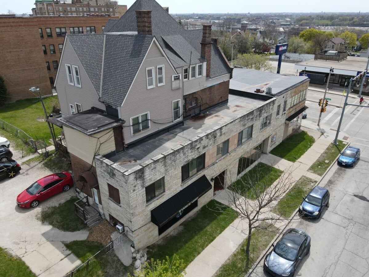 708-714 N 26th St/2532-2534 W Wisconsin Ave. (17 Units) - 708-714 N 26th St/2532-2534 W Wisconsin Ave. (17 Units)