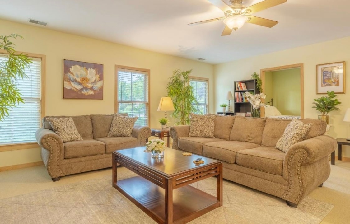 Photo - 98 W Center St