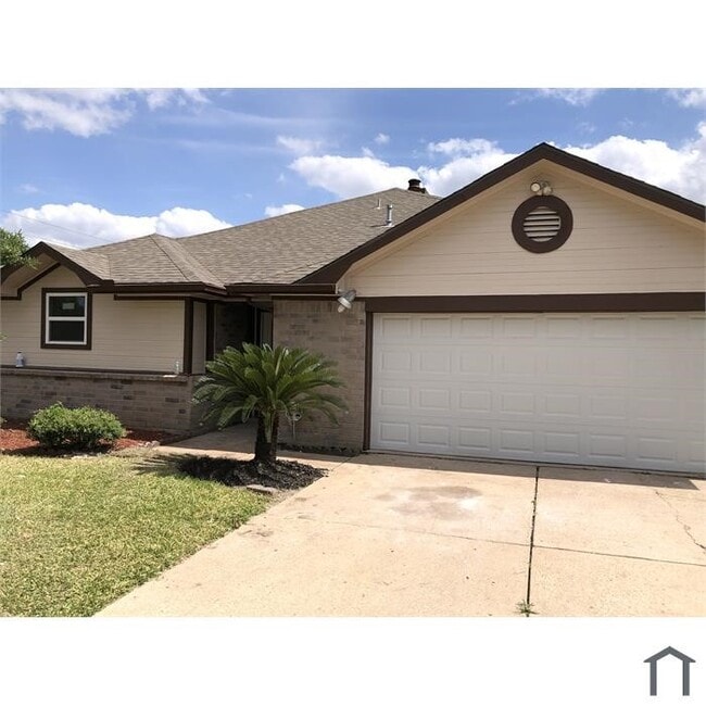 Building Photo - 14103 Royal Hill Dr