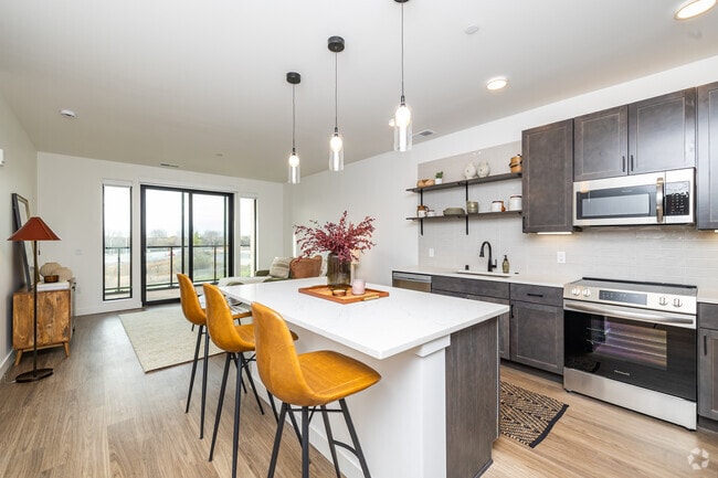 1BR, 1BA - 825SF -