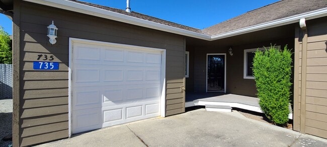 Building Photo - CM#2 Unit 735