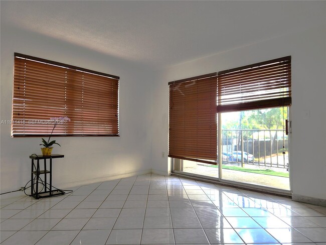 Building Photo - 1225 NE 124th St Unit 29C