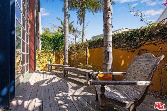 2114 Narcissus Ct