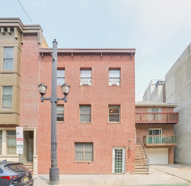 Building Photo - 136 Essex St Unit 2 Rental