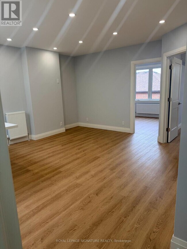 Photo - 1727a Bayview Ave