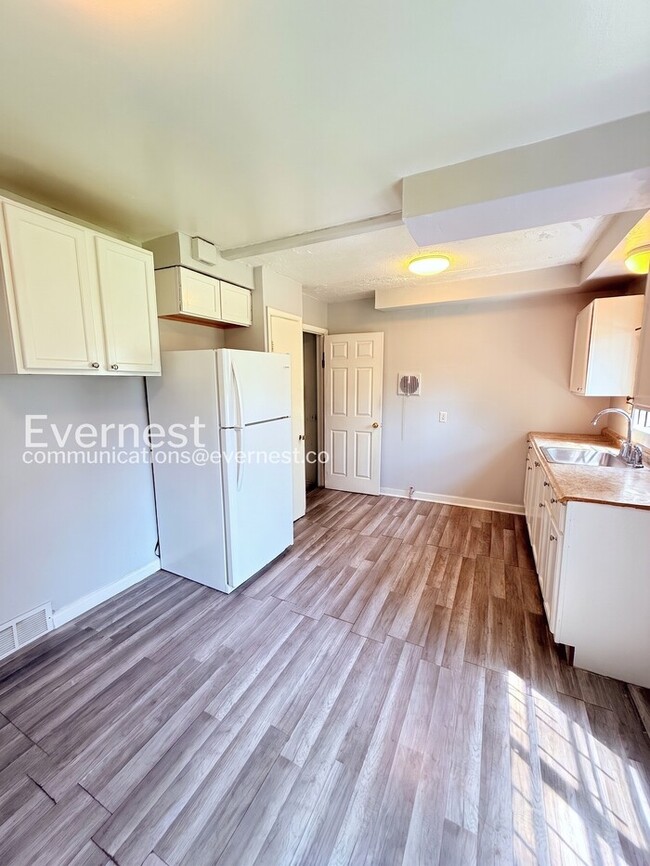 Photo - 2 Bed & 1 Bath Duplex in Detroit / Pet-Friendly / Section 8 Accepted / Available Now!
