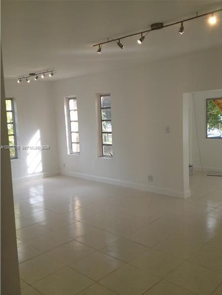 Photo - 305 NE 2nd Ave