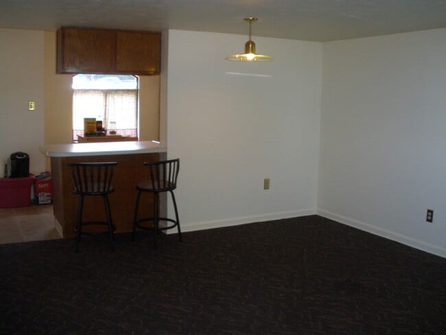 Kitchen bar - 3246 Niagara Sq