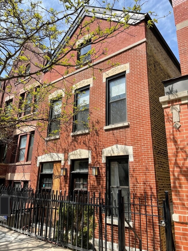 Building Photo - 2048 W Webster Ave Unit 2N Rental