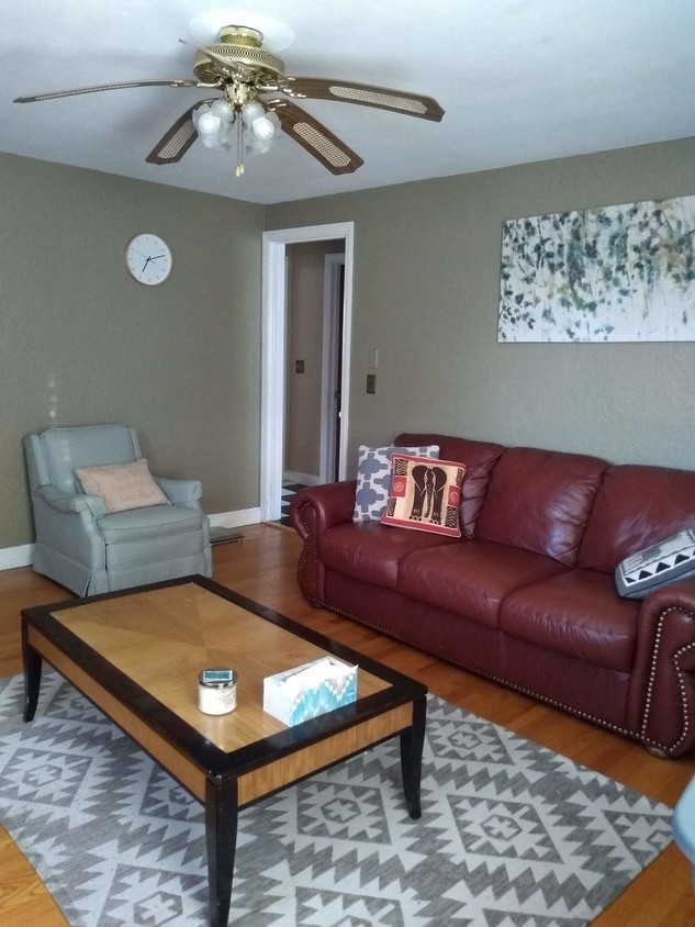 Living room - 33 Englewood Ave (West Hartford, CT)